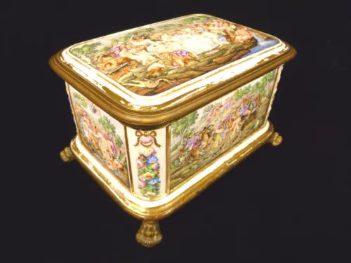 RARE & STUNNING CAPODIMONTE PORCELAIN PAW FOOTED JEWELRY TRINKET BOX CIRCA 1744